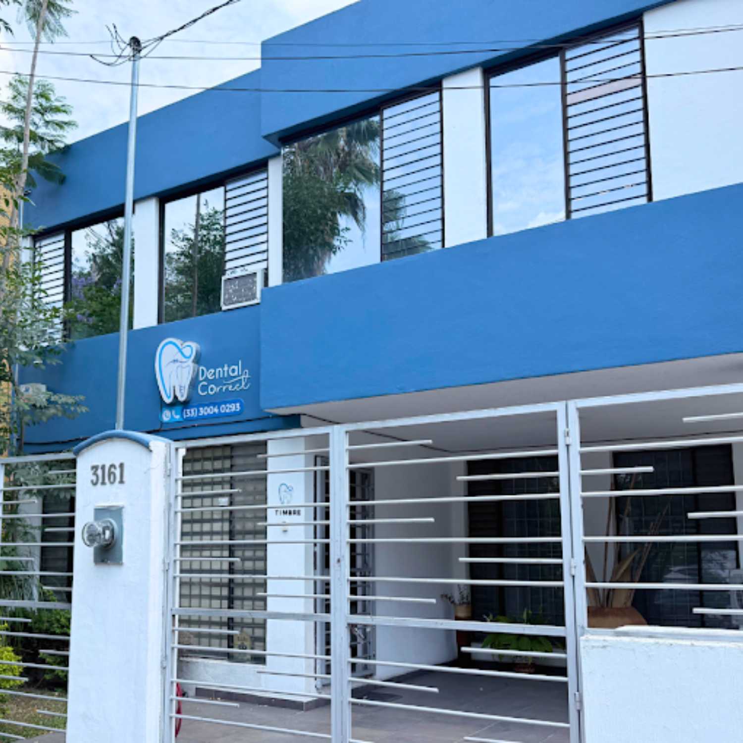 Fachada de Clínica Dental Correct, dentista sobre Av. Hidalgo cerca de la Glorieta Minerva, Guadalajara.